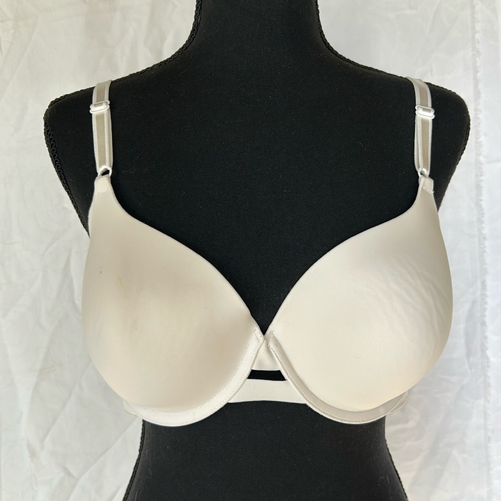 WARNERS white padded bra with underwire. Size 38 B.